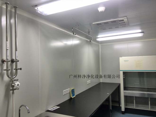 建造和使用潔凈室能有效減少室內誘入、產生及滯留粒子。