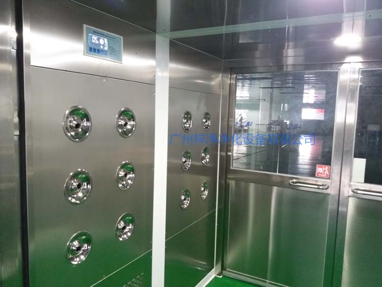 雙開門貨淋室工作區(qū)配智能控制器,方便人員使用操作。