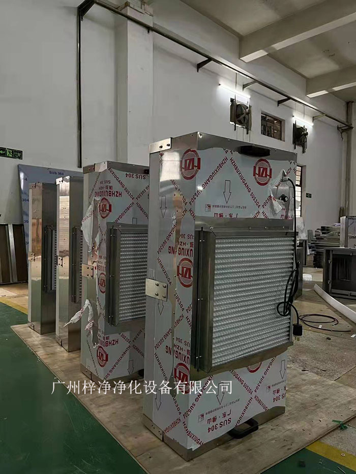 潔凈棚FFU配件初效過濾器位于FFU的前端，其主要作用是過濾掉空氣中的大顆粒塵埃、灰塵、纖維等雜質(zhì)。